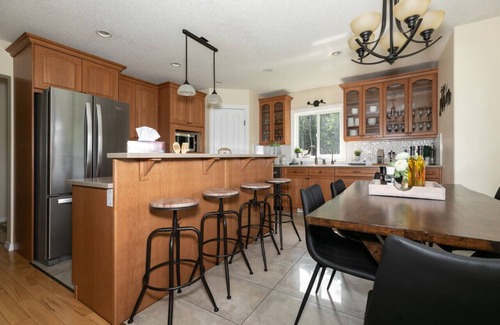 Hinton House | LUXURIOUS 5-Br Acreage | Year-Round Heated Pool & HotTub | Mtn View | Pool Table