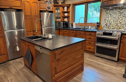 Domaine Nansen Ski Chalet | Luxurious 5BR ski-in/ski-out on the mountain with hot tub