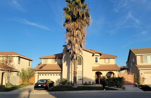 North Natomas House | Luxurious 6 bedroom home + whimsical garden
