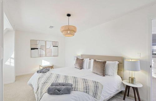 Sherman House | Luxurious 6BR 3BA Villa with Hot Tub