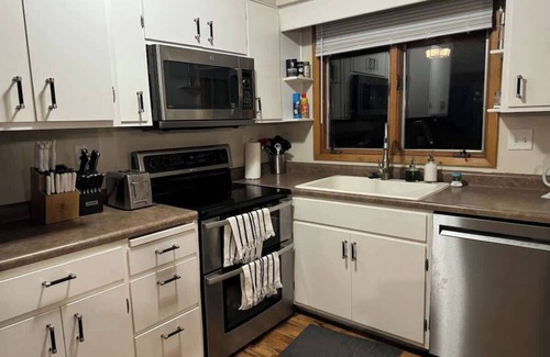 Lincoln House | Luxurious 6BR Home in Lincoln w/ Ping Pong & BBQ