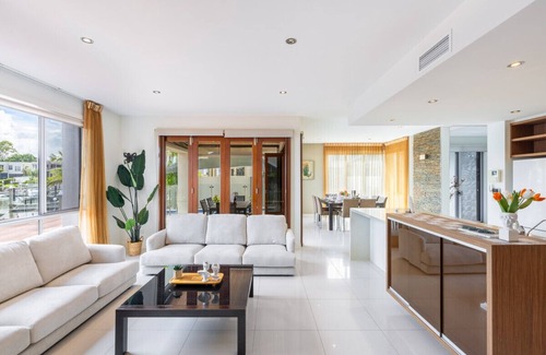 Biggera Waters House | Luxurious 6BR Retreat W/Pool & Port @BiggeraWaters