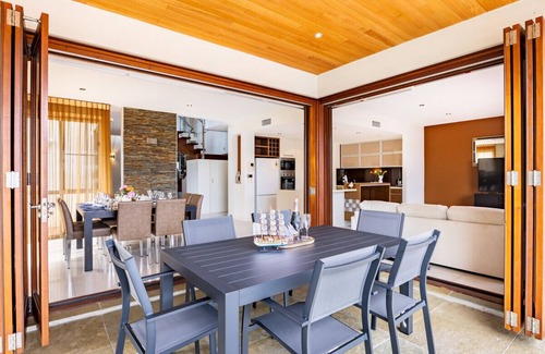Biggera Waters House | Luxurious 6BR Retreat W/Pool & Port @BiggeraWaters