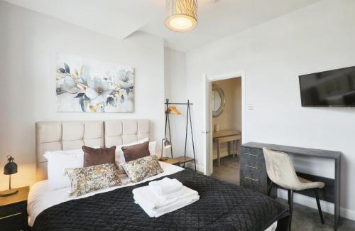 Barnt Green House | Luxurious 7-Bedroom Home in Solihull, close to NEC & BHX