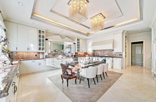 The Flats House | Luxurious 9-bedroom estate in Beverly Hills with WiFi, AC, fitness room
