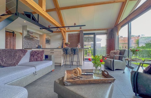 Alphen House | Luxurious and attractive detached house