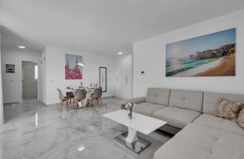 Veliko Brdo Apartment | Luxurious And Bright Apartment With Sea And Mountain View