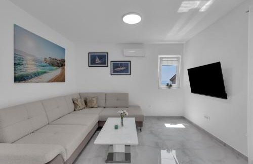 Veliko Brdo Apartment | Luxurious And Bright Apartment With Sea And Mountain View
