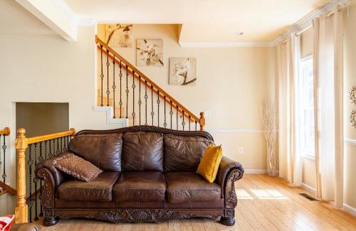 Northeast House | Luxurious and Cheerful Room in Washington DC