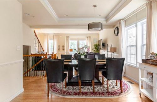 Northeast House | Luxurious and Cheerful Room in Washington DC