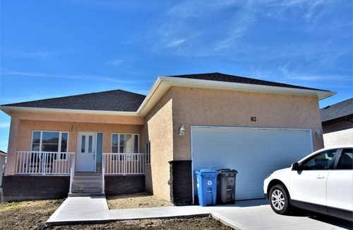 Fort Gary House | Luxurious and Comfortable 3-Bedroom Bungalow Style House