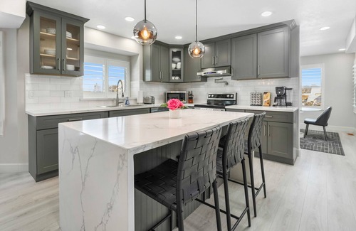 Taylorsville House | Luxurious and Modern Home - Newly Renovated with Lots of Parking!