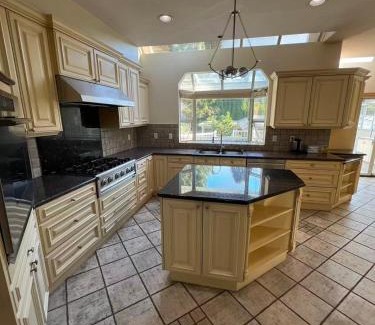 Kerrisdale House | Luxurious and quiet room in Vancouver's West End