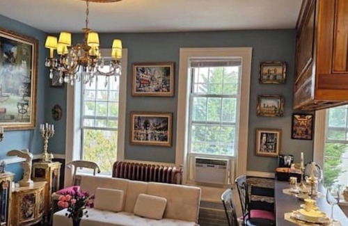 Queens House | Luxurious Apartment at Colonial Townhouse