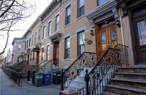 Queens House | Luxurious Apartment at Colonial Townhouse