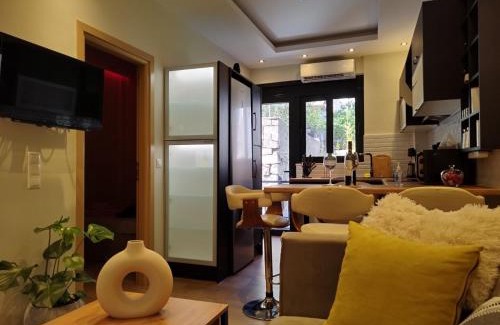Loutraki-Agioi Theodoroi Apartment | Luxurious apartment in the heart of town !