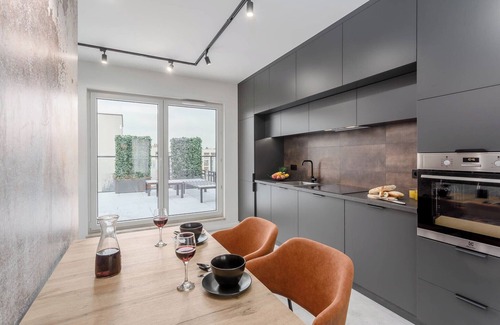 Targowek Apartment | Luxurious apartment with Jacuzzi Hideout Warsaw Terrace Free Parking & WIFI