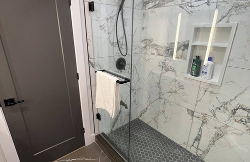 London House | Luxurious Basement ApartmentnNear 401 and Hospital