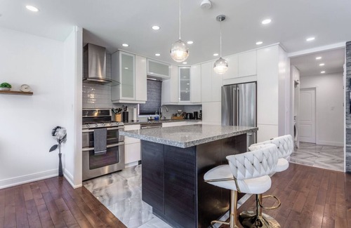 Burlington House | Luxurious. BBQ. Pool & Splash Park. 1hr to Niagara & TO. 20 mins Lion Safari.