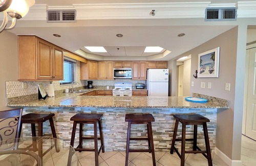 Thomas Drive Condo | Luxurious Beachfront Condo, Wrap-A-Round Balcony/Gourmet Kitchen-Beach Ser, Pool