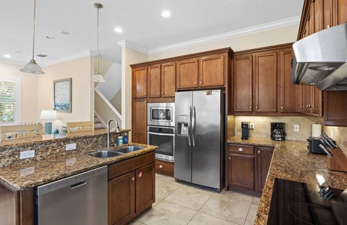 Holmes Beach House | Luxurious Beach Haven- 2-min walk to beach access, pool, spa and putting green!