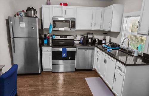 Denison House | Luxurious beds, remodeled, very clean, quiet neighborhood, big backyard & tree!