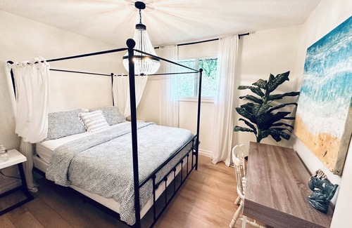 Port Stanley House | Luxurious, bright, newly renovated cottage, only a short walk to Little Beach