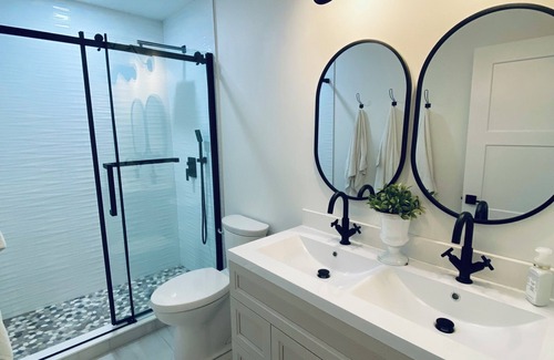 Port Stanley House | Luxurious, bright, newly renovated cottage, only a short walk to Little Beach