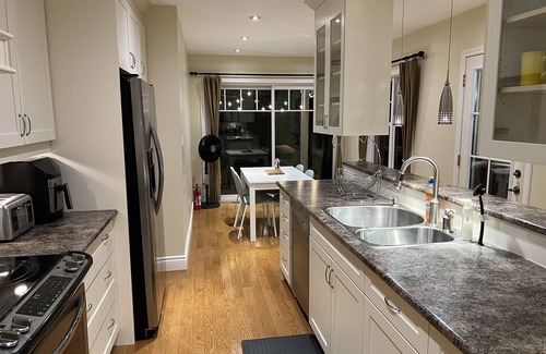 Richmond Hill House | Luxurious Bungalow Experience - Easy Transportation to Toronto
