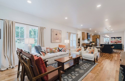 Norman House | Luxurious Bungalow - 8 minute walk to OU!