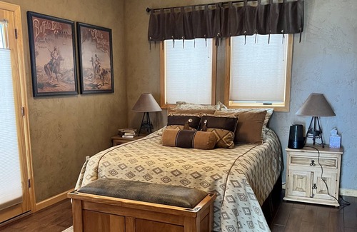 Mesa Cabin | Luxurious Cabin sleeps 6. Powderhorn Ski Resort .5 mile away, 10 min to lakes