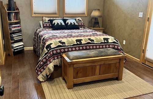 Mesa Cabin | Luxurious Cabin sleeps 6. Powderhorn Ski Resort .5 mile away, 10 min to lakes