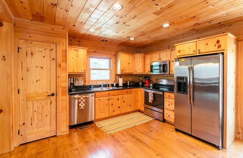 Cedar Mountain Cabin | Luxurious Cabin in DuPont State Forest near trails and recreation.