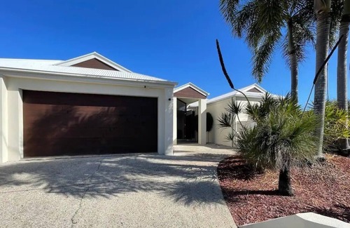 Banksia Beach House | Luxurious canal holiday home