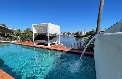 Banksia Beach House | Luxurious canal holiday home