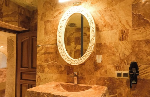 Uchisar Apartment | Luxurious Cave Suite with Bathtub 101