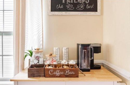 Northeast Bed & Breakfast | Luxurious & Cheery Private Room in DC
