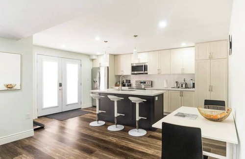 Bowmanville Apartment | ★Luxurious & Comfy ~ ♛Queen Beds ~ Workspace ~ Pkgnn