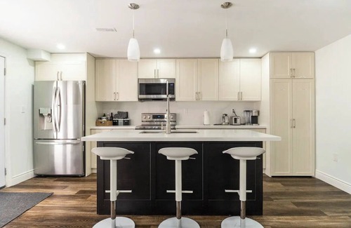Bowmanville Apartment | ★Luxurious & Comfy ~ ♛Queen Beds ~ Workspace ~ Pkgnn