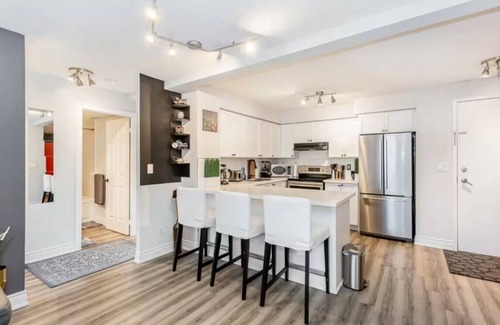 Downtown Mississauga Apartment | Luxurious Condo in Mississauga right IN front of Square One Mall