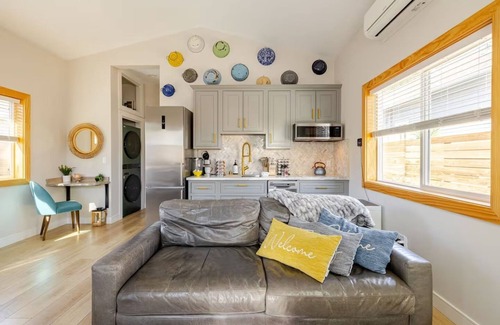 Folsom Cottage | Luxurious cottage in Historic Old Town Folsom with WiFi, AC
