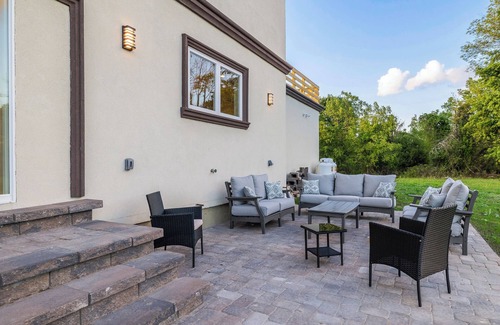 Warwick House | Luxurious Countryside Retreat: 4 Private Baths, Rooftop Deck, Serene Setting