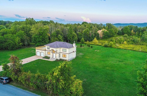 Warwick House | Luxurious Countryside Retreat: 4 Private Baths, Rooftop Deck, Serene Setting
