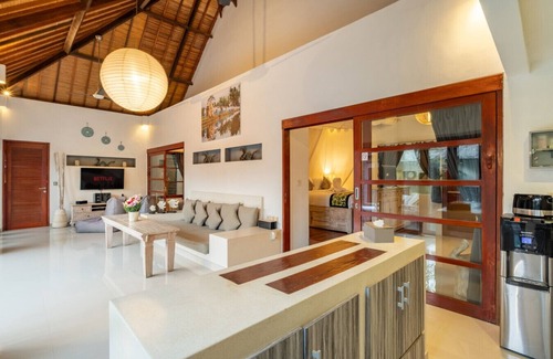 Sunset Road Villa | Luxurious & Cozy | ♛King Beds, Pool, Free Parking