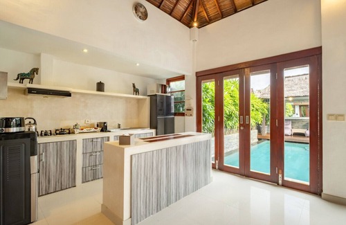 Sunset Road Villa | Luxurious & Cozy | ♛King Beds, Pool, Free Parking