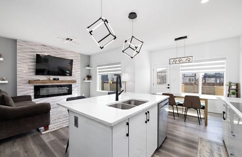 Southwest Edmonton House | Luxurious, Cozy, & Modern 4 bedroom Home—Airconditioned + Netflix + Free Parking
