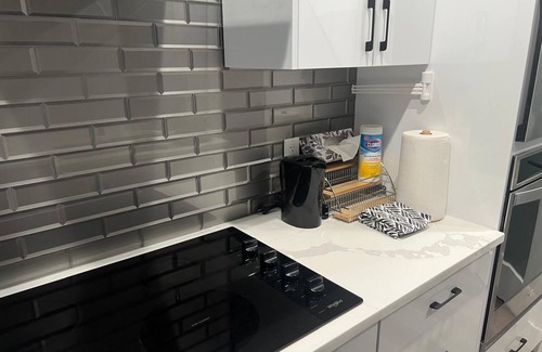 Southwest Edmonton House | Luxurious, Cozy, & Modern 4 bedroom Home—Airconditioned + Netflix + Free Parking
