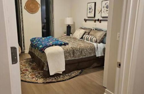 Near West Side Condo | Luxurious & Cozy with an Amazing View in an area that offers it all w/transprtnn