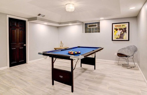 Highland Park House | Luxurious Detroit Home - Walk to Golf and Park!
