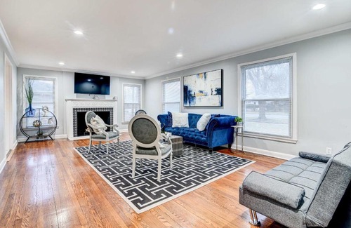 Highland Park House | Luxurious Detroit Home - Walk to Golf and Park!